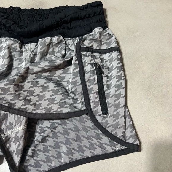 LULULEMON Tracker Short II 2-Way Stretch - Picture 5 of 11